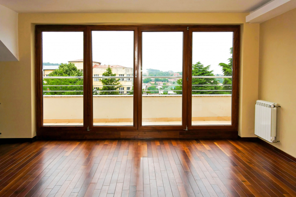 Какие окна выбрать для квартиры: пластиковые, деревянные, стеклопакеты?